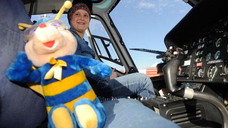 Una niña con leucemia cumple el sueño de volar en helicóptero desde A Coruña