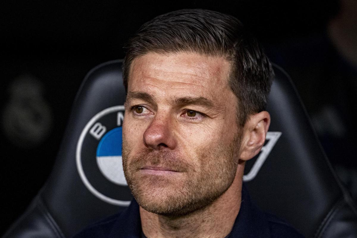 El entrenador del Real Madrid, Xabi Alonso, ante el Real Betis en el Santiago Bernabéu.