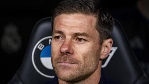 El entrenador del Real Madrid, Xabi Alonso, ante el Real Betis en el Santiago Bernabéu.