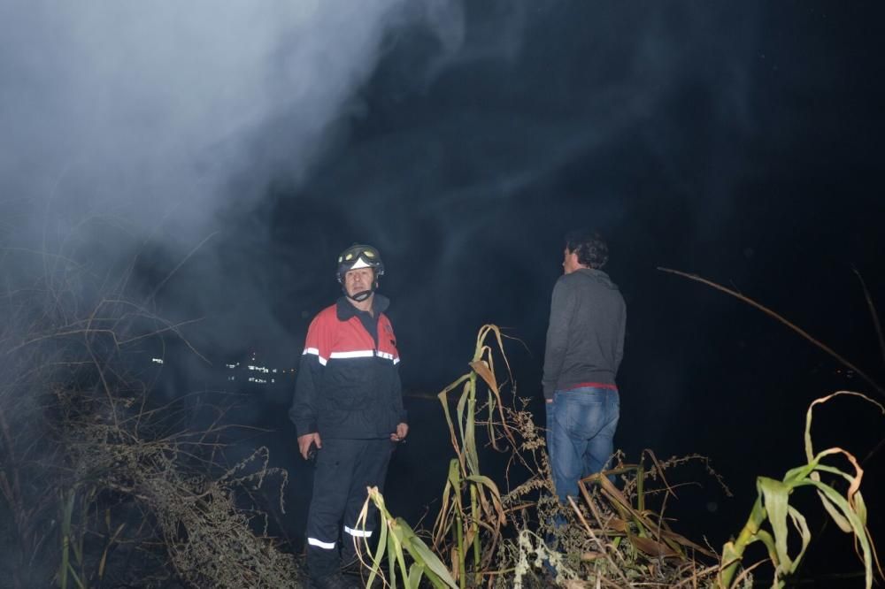 Los bomberos detectan tres focos diferentes en la misma zona y a la misma hora