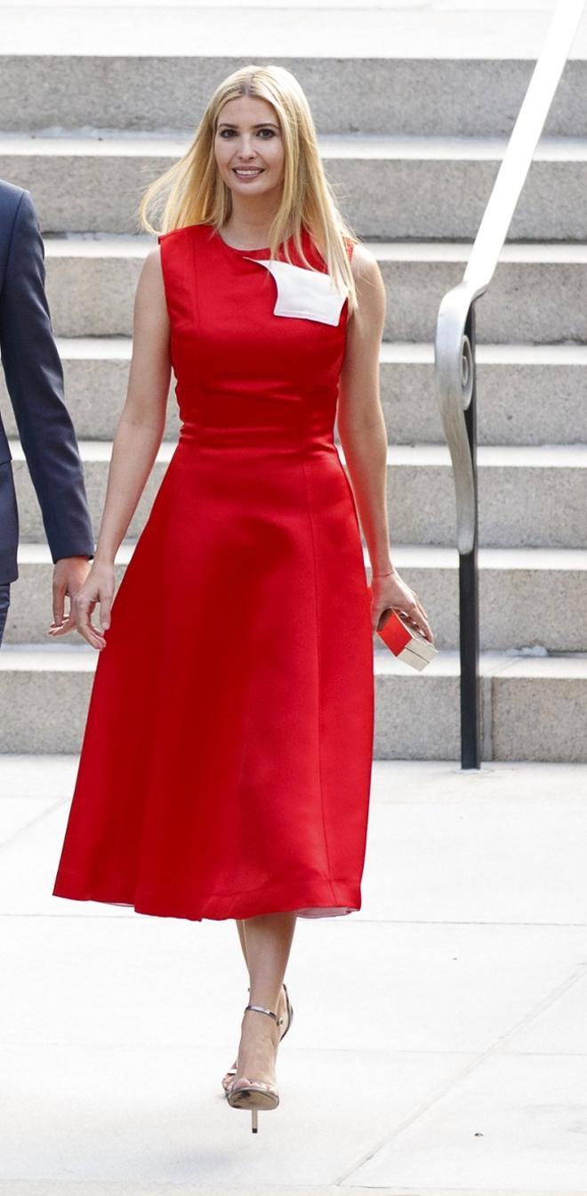Ivanka Trump viste un diseño rojo de Calvin Klein con detalle de solapa en contraste