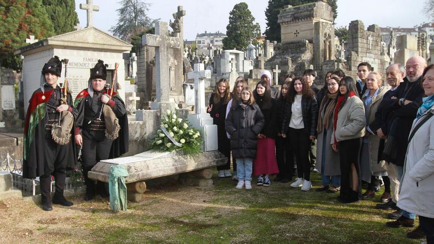Homenaje ante la tumba de Blanco Amor,  en el cementerio de San Francisco. |  Iñaki Osorio