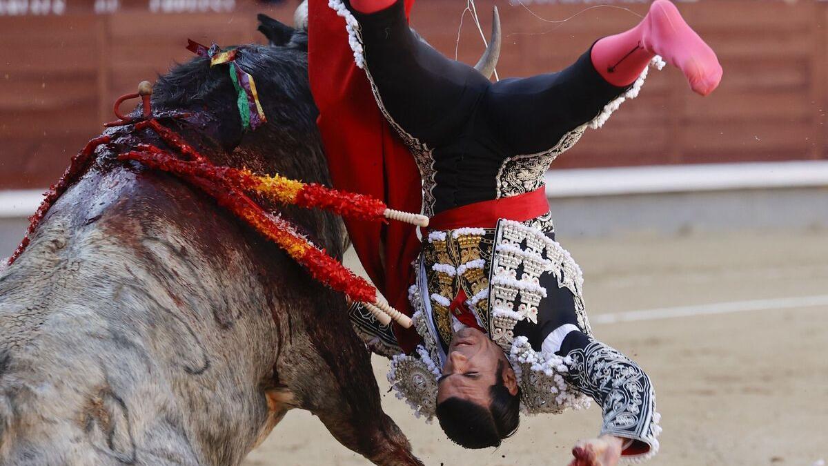 Momento de la cogida a Emilio de Justo en la plaza de toros de Las Ventas de Madrid