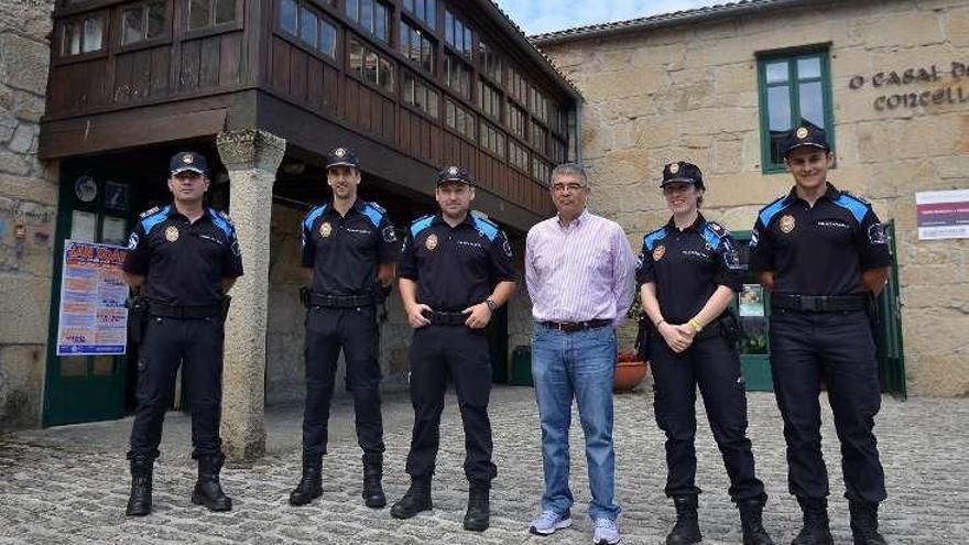 Los cuatro auxiliares junto al jefe de Policía y a Martínez. // G.S.