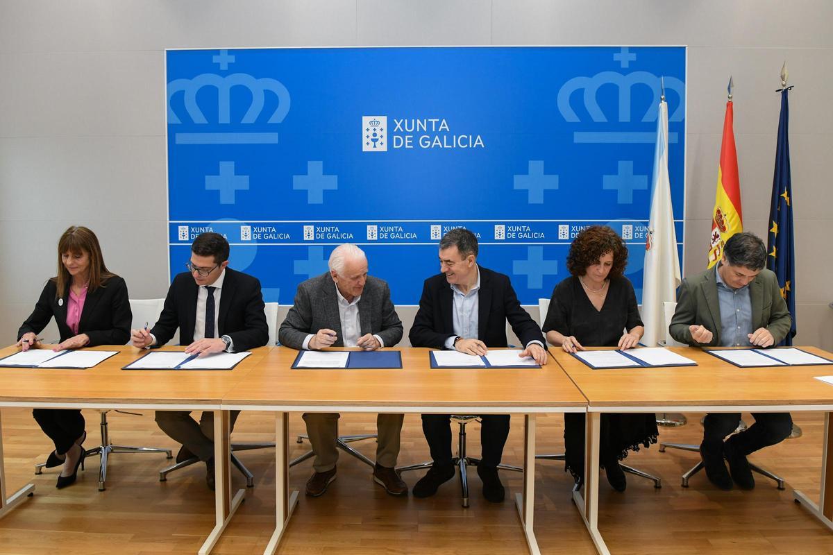 El conselleiro de Educación, Román Rodríguez, firma el convenio de colaboración para la puesta en marcha de la nueva modalidad de FP Adaptada con las entidades sociales que colaboran en el programa