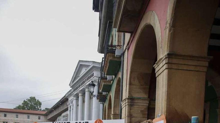 Los voluntarios que colaboraron en el mercadillo que instaló ayer Secretariado Gitano en la plaza de Álvarez Acebal.