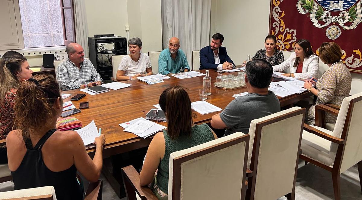 La concejala de Educación, Charín González -a la derecha-, presidió el último consejo escolar municipal del curso 2023/24.