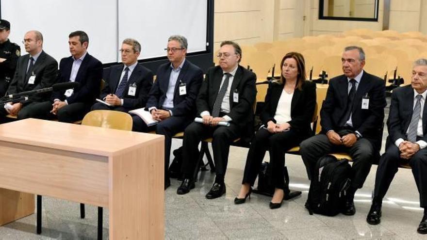 La cúpula de la CAM que está siendo juzgada en la Audiencia Nacional, el día que comenzó la vista oral en el banquillo.