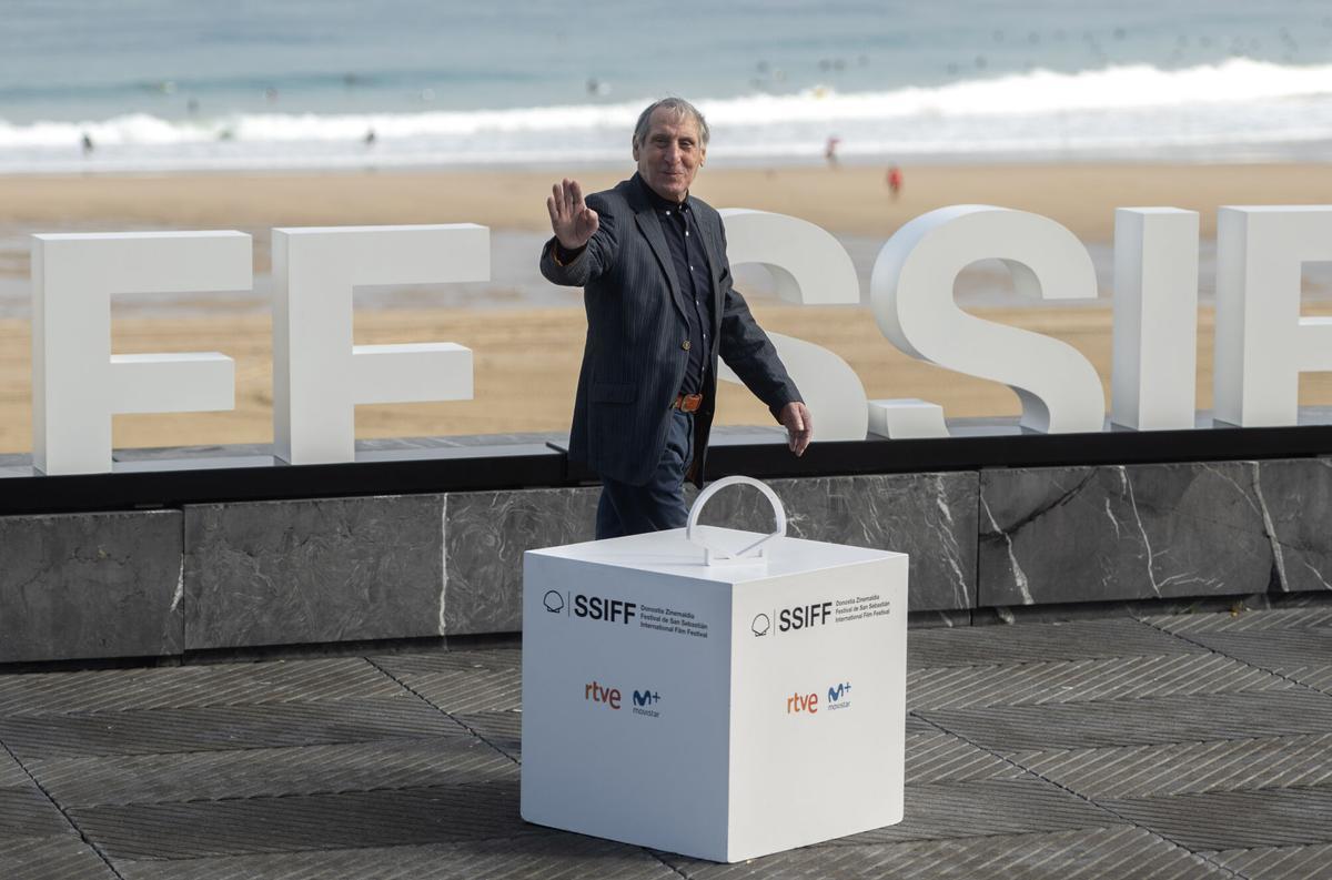 El actor Celso Bugallo saluda durante el photocall de la película ‘El buen patrón’, en 2021, durante el Festival de San Sebastián
