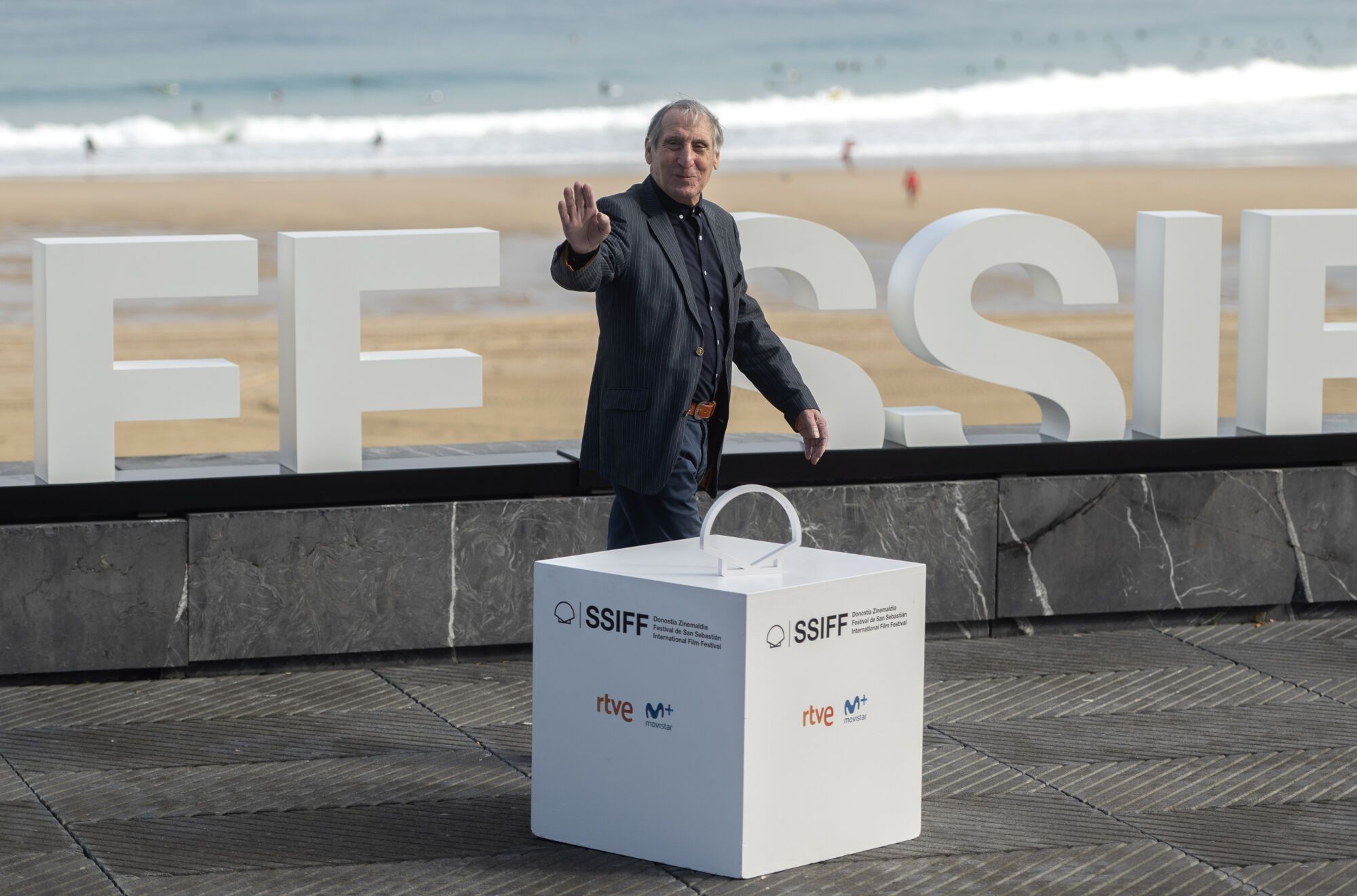(Foto de ARCHIVO) El actor Celso Bugallo saluda durante el photocall de la película ‘El buen patrón’, a 21 de septiembre de 2021, en el Kursaal, San Sebastián, País Vasco (España). 'El buen patrón' es una de las tres películas que optarán a representar a nuestro país en la próxima edición de los Oscar, la número 94, en la categoría de Mejor Película Internacional. Alberto Ortega / Europa Press 21/09/2021. 21 SEPTIEMBRE 2021;FESTIVAL SAN SEBASTIÁN;PAÍS VASCO;EL BUEN PATRÓN;CINE;PELÍCULA;PHOTOCALL;Muere el actor Celso Bugallo, ganador del Goya por Mar adentro, a los 78 años;