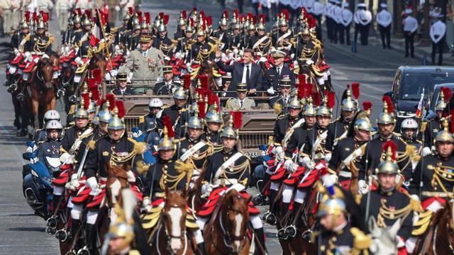Macron recorre els Camps Elisis de París en un tot terreny militar descapotable, ahir. | LUDOVIC MARIN / AFP