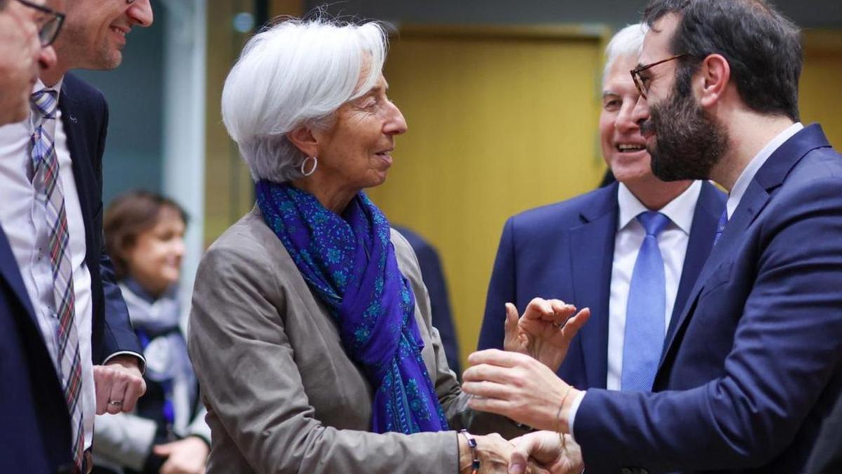 El ministro de Economía, Carlos Cuerpo, saluda a la presidenta del BCE, Christine Lagarde, el pasado enero. | OLIVIER HOSLET / EFE