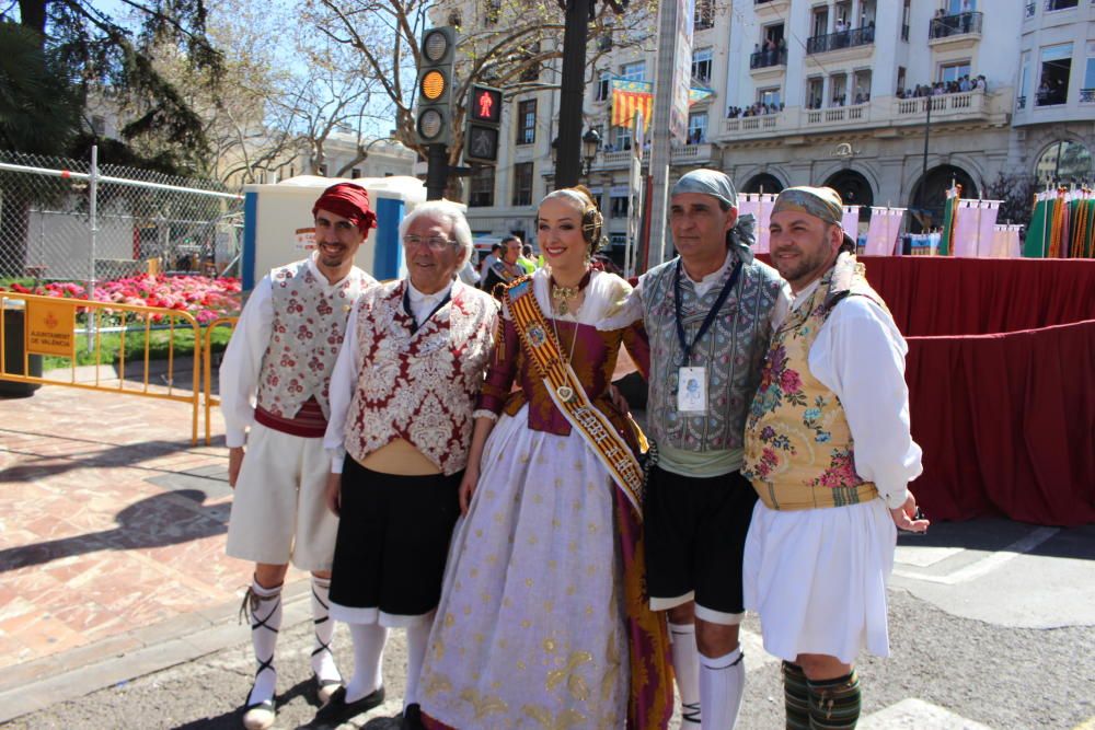 Rocío Gil volvió a pasar, pero con su comisión de la Merced y también posó con los acompañante...