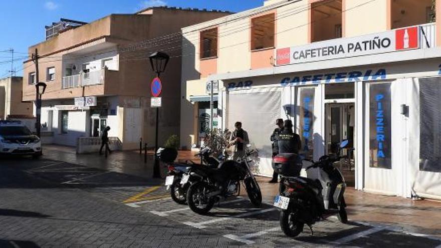 La Guardia Civil delante de la cafeterÃ­a patiÃ±o, y mÃ¡s abajo el supermercado Asia C. C.