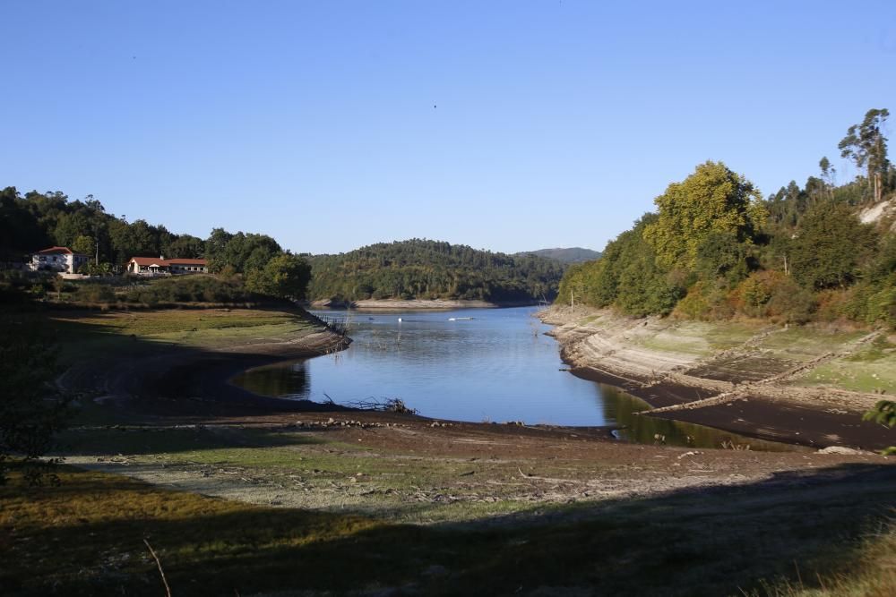 El embalse de Eiras perdió desde julio el 40,5% de su volumen de agua, pero todavía permanece por encima de sus mínimos históricos registrados en 2011.