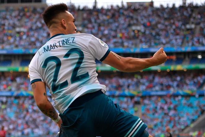 Lautaro Martinez celebra tras marcar contra Qatar en el partido de la Copa América disputado en el Gremio Arena de Porto Alegre el 23 de junio de 2019. Lautaro Martínez ha marcado  18 goles con la selección absoluta.