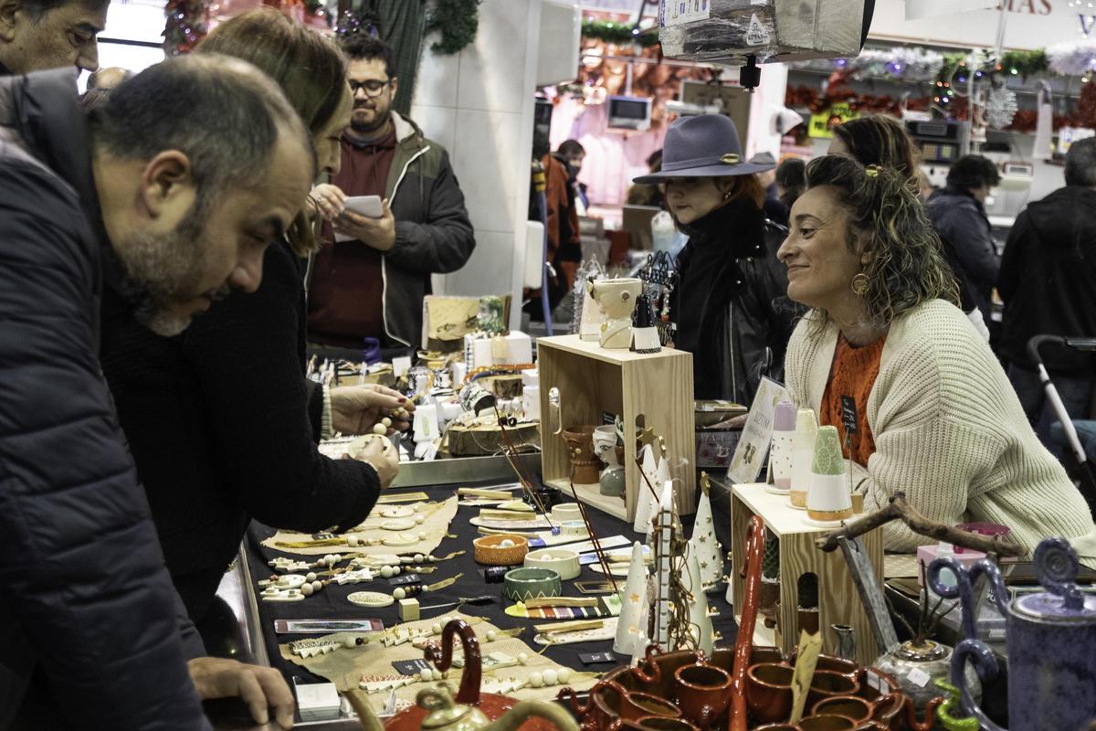 Uno de los 60 expositores que participaron en el Mercado da Arte do Nadal.