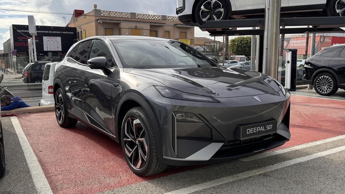 Con un diseño tipo SUV coupé,  el Deepal S07 ofrece una presencia elegante y robusta.