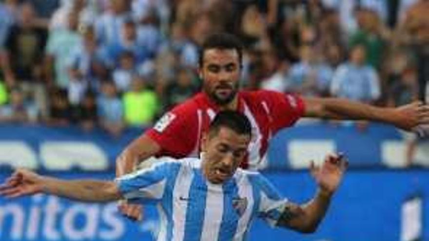 Charles Dias fue el protagonista de un gol anulado, la jugada clave del Málaga-Sevilla del viernes.