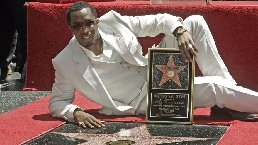 Sean 'Diddy' Combs posa con su estrella en el Paseo de la Fama de Hollywood, en 2008.