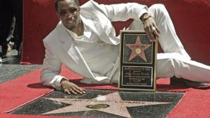 Sean Diddy Combs posa con su estrella en el Paseo de la Fama de Hollywood, en 2008.