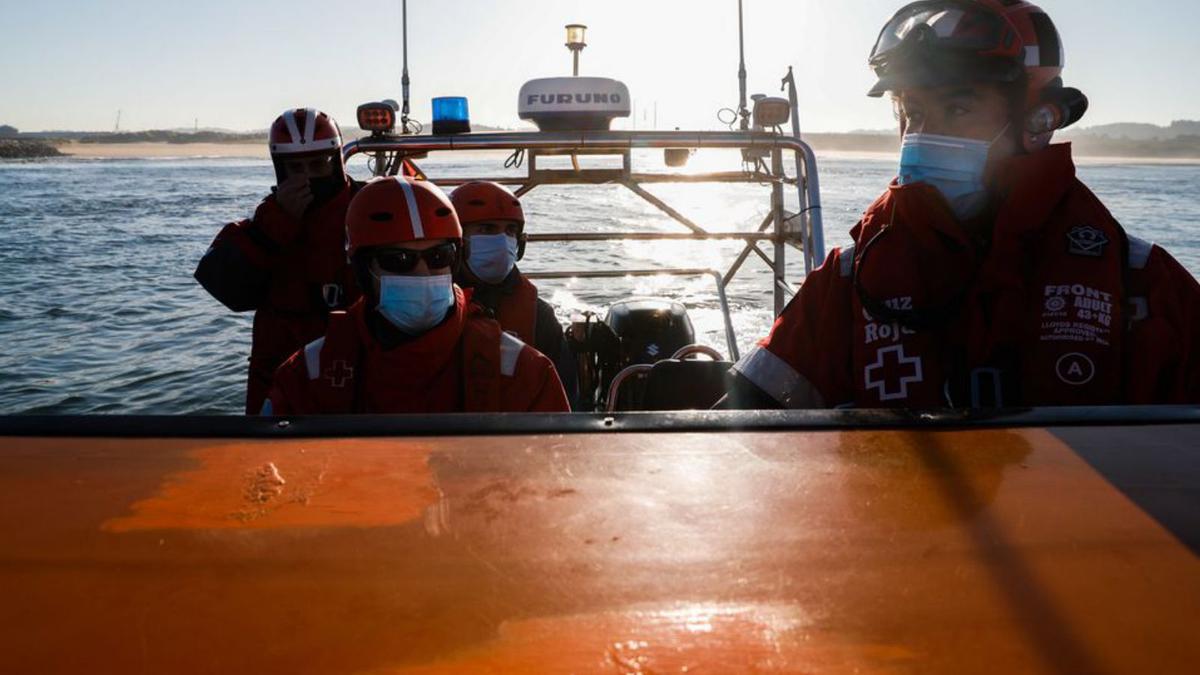 Arriba el servicio de Cruz Roja en el puerto de Avilés. Sobre estas líneas,  Isaías Corrales a bordo de la embarcación. | M. Villamuza