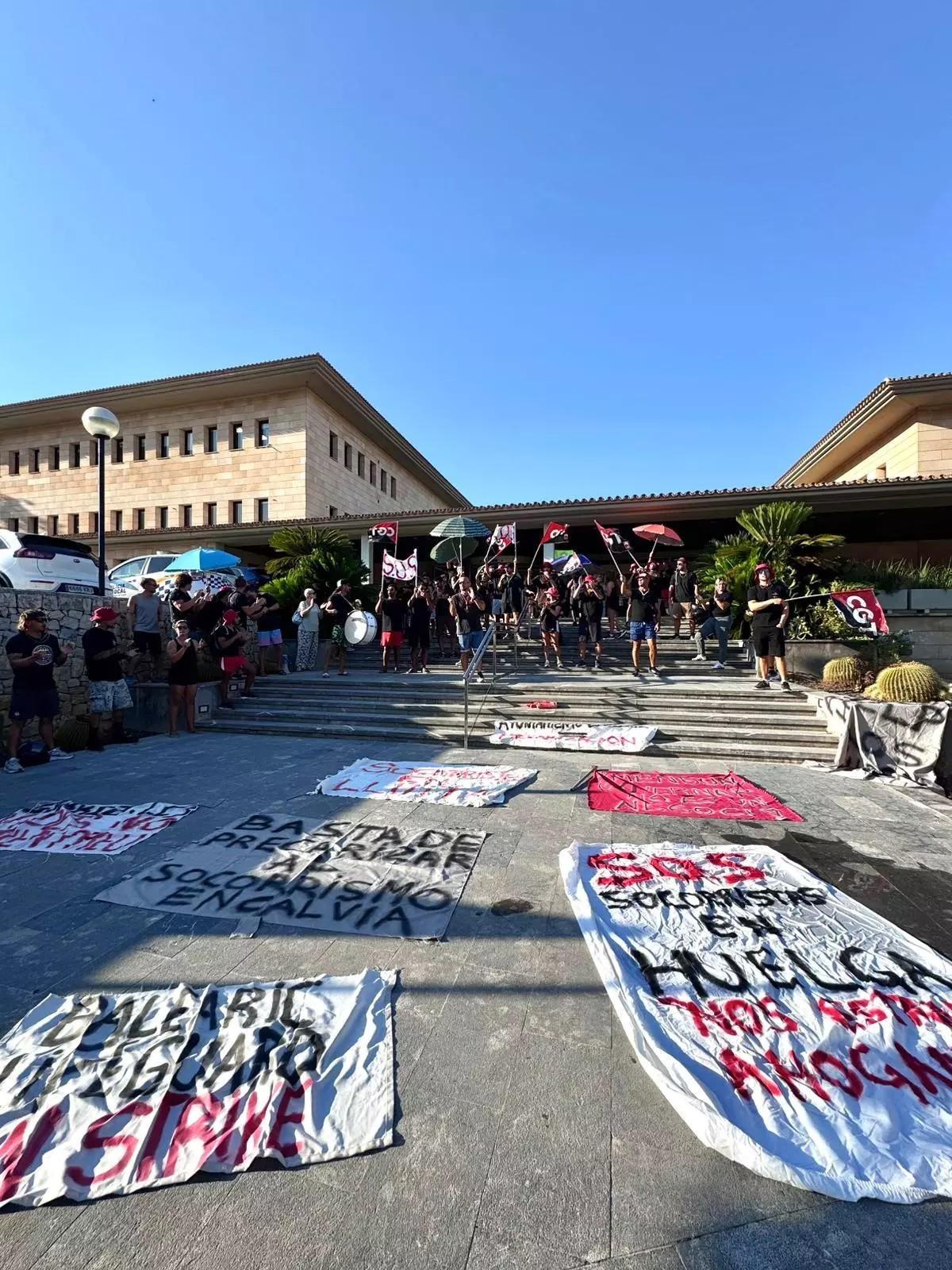 Protest der Rettungschwimmer vor dem Rathaus Calvià.
