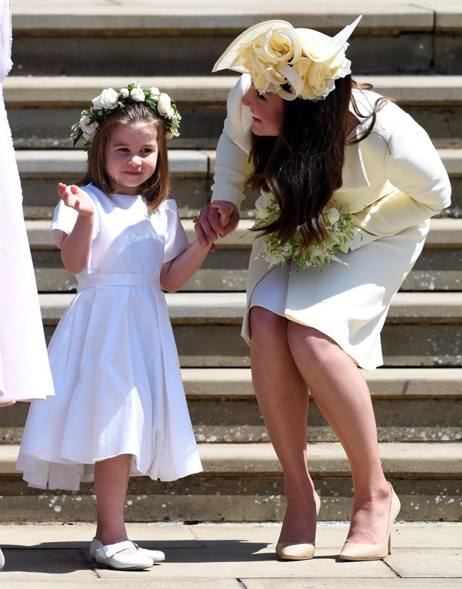 Kate Middleton se agacha para hablar con la princesa Charlotte en la boda del príncipe Harry y Meghan Markle