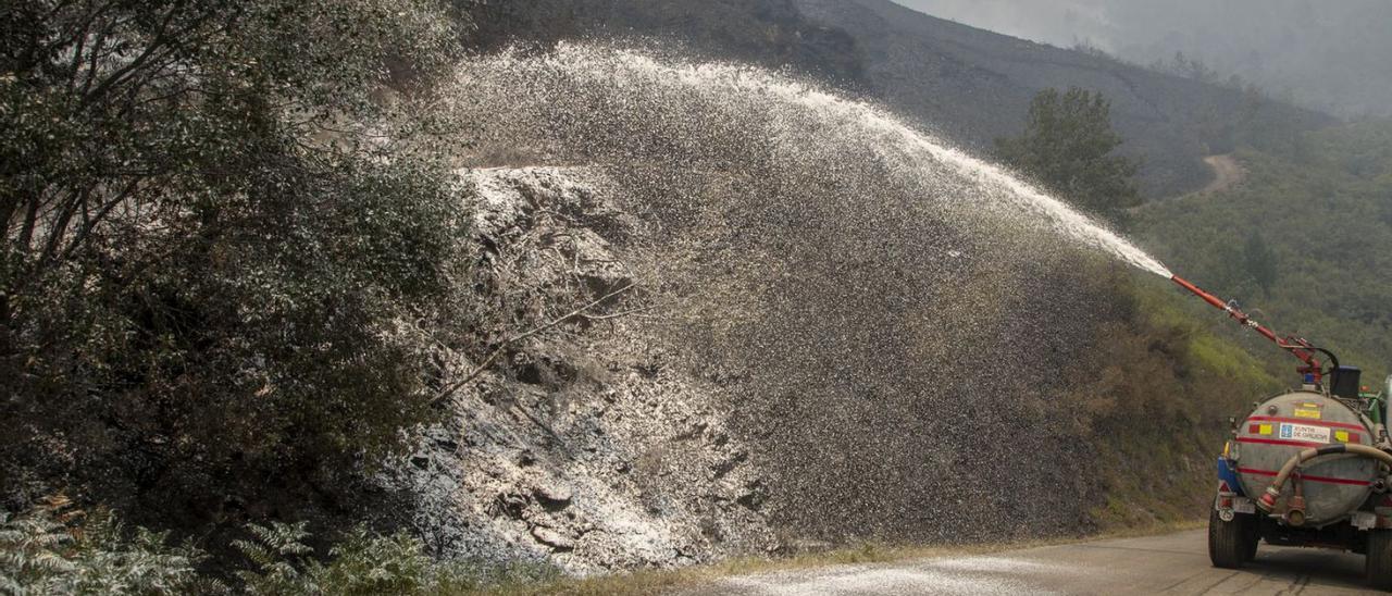 Una cisterna enfría con espuma montes quemados en el incendio de O Courel. |   // ELISEO TRIGO