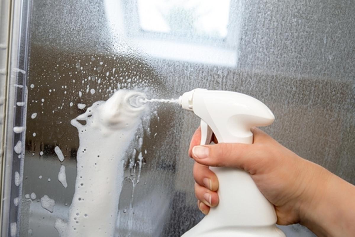 Trucos para limpiar las mamparas de tu baño – Entorno Baño