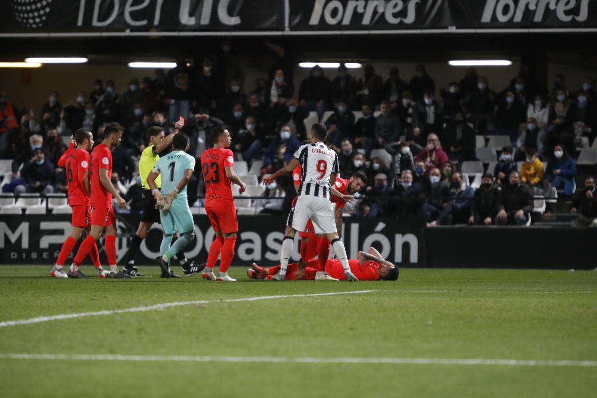 Momento en el que Usón Rogel, el colegiado del encuentro, enseña la cartulina roja a Kone, con el lateral Dani Morer tendido sobre el césped.