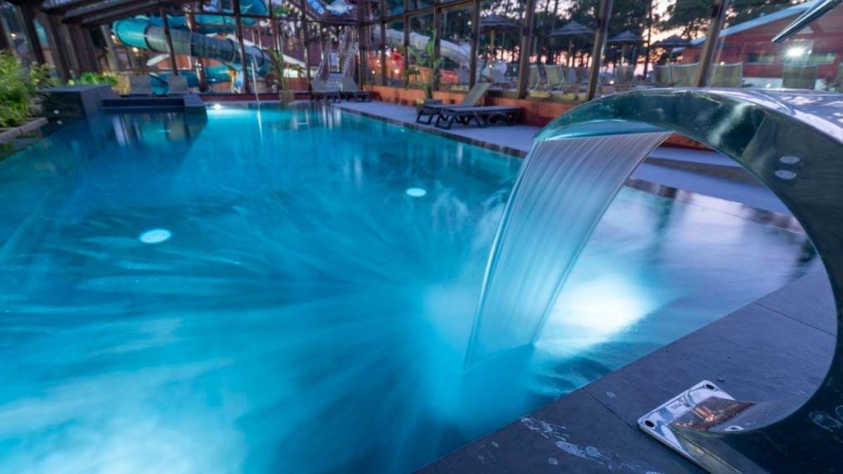 Otra de las piscinas del hotel. De fondo, el parque acuático.