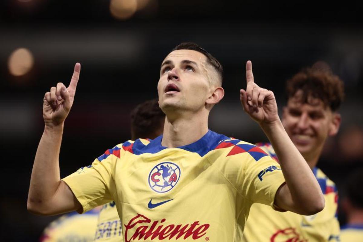 Álvaro Fidalgo vistiendo la camiseta del América en la Liga MX