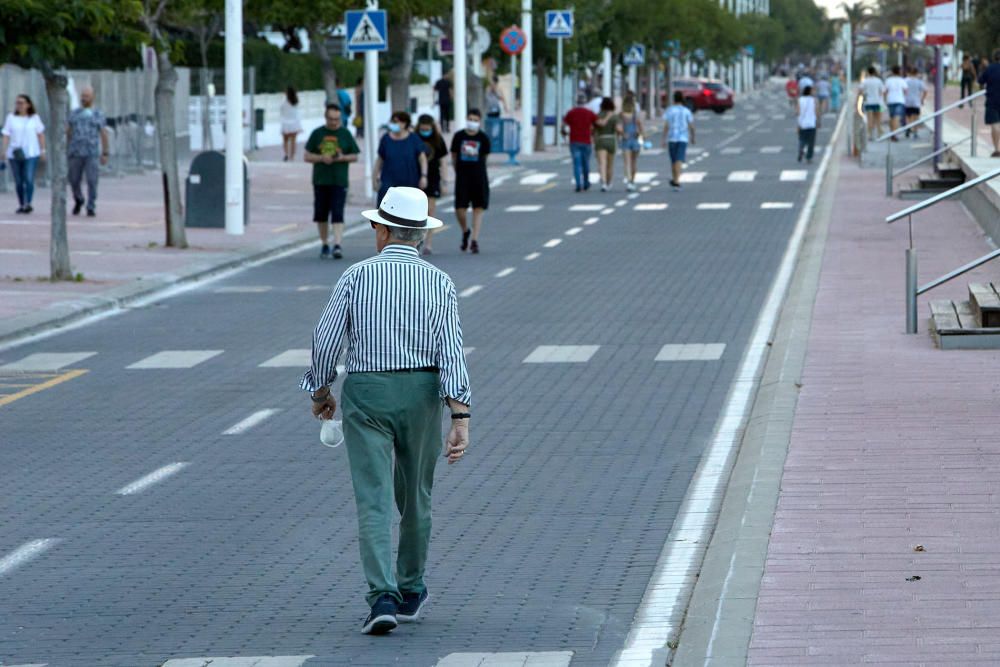 Los vecinos llenan el paseo Marítim Neptú de Gandia