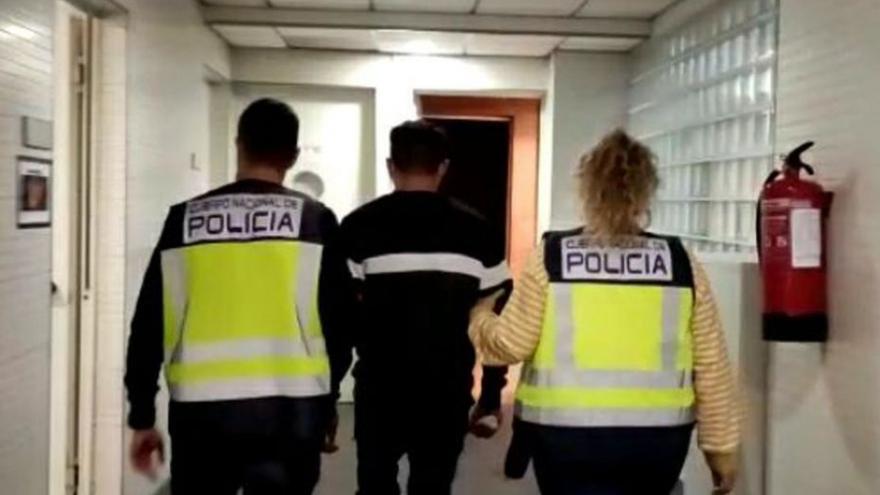 Herida grave una mujer por un ladrón que se ofreció a subirle la compra en Alicante