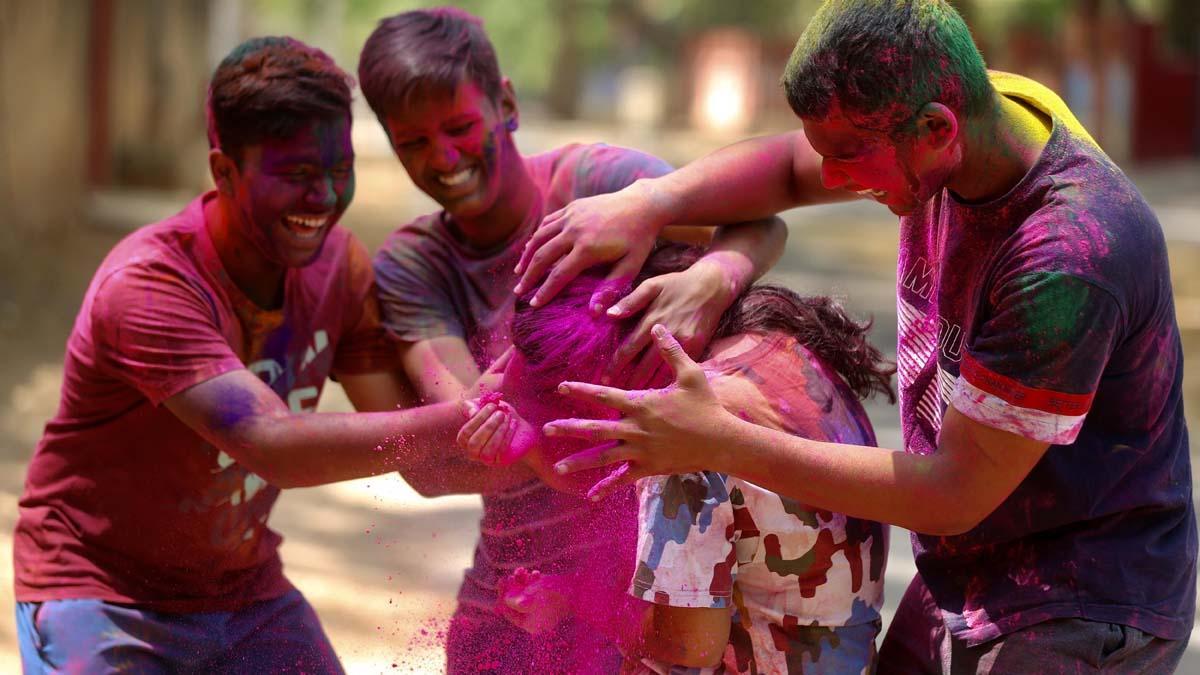 Celebraciones del Holi en el templo Kalupur Swaminarayan , India.