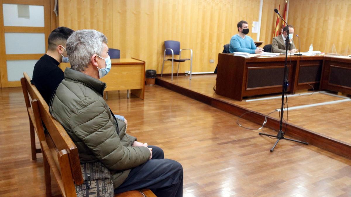 El sospitós del crim de Susqueda i el seu fill al Jutjat Penal 1 de Girona durant el judici.