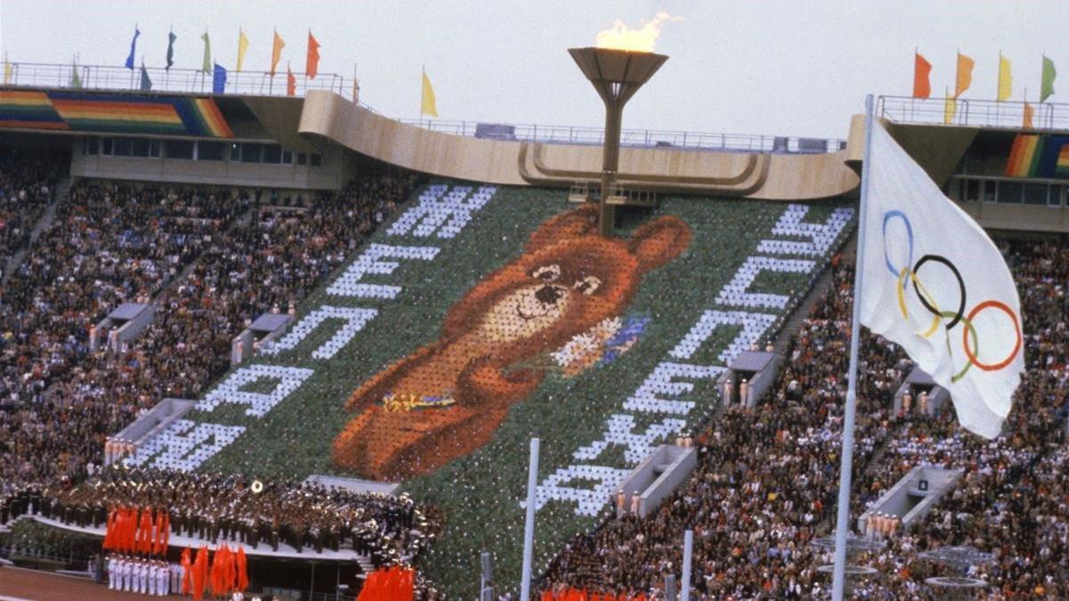 El osito Misha, mascota de los Juegos Olímpicos de Moscú de 1980, en el estadio Lenin, el 19 de julio, día en que se inauguró la competición deportiva