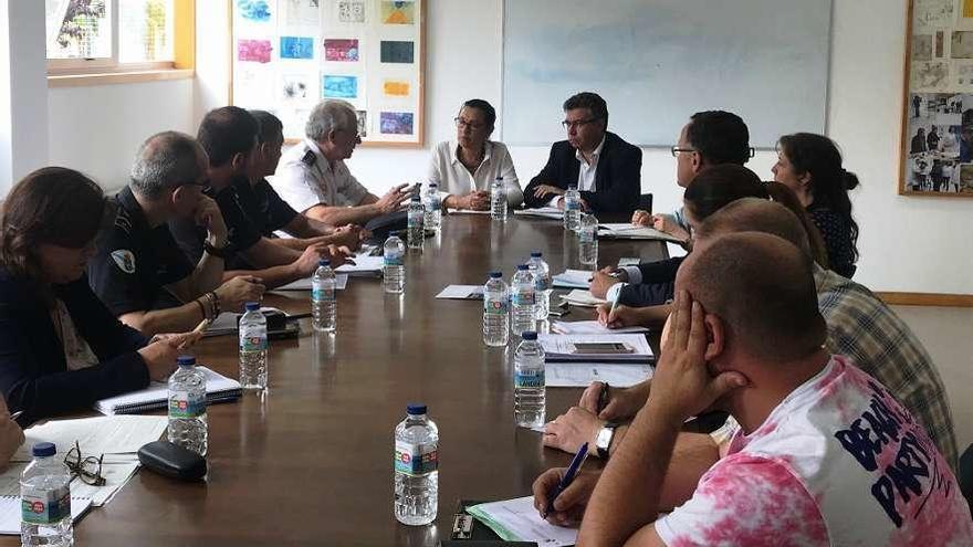 Maica Larriba y Javier Bas, ambos al fondo, presiden la junta local de seguridad, ayer en Redondela. // FdV