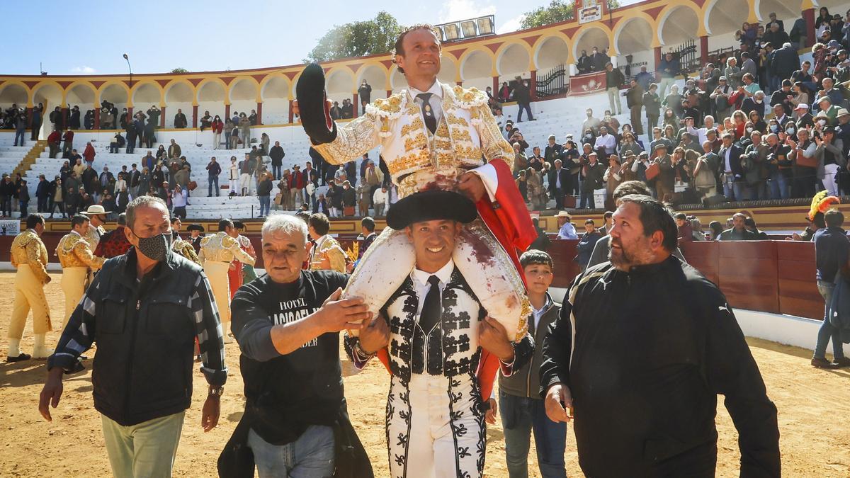 Ferrera, a hombros, esta mañana en la plaza de toros de Olivenza.