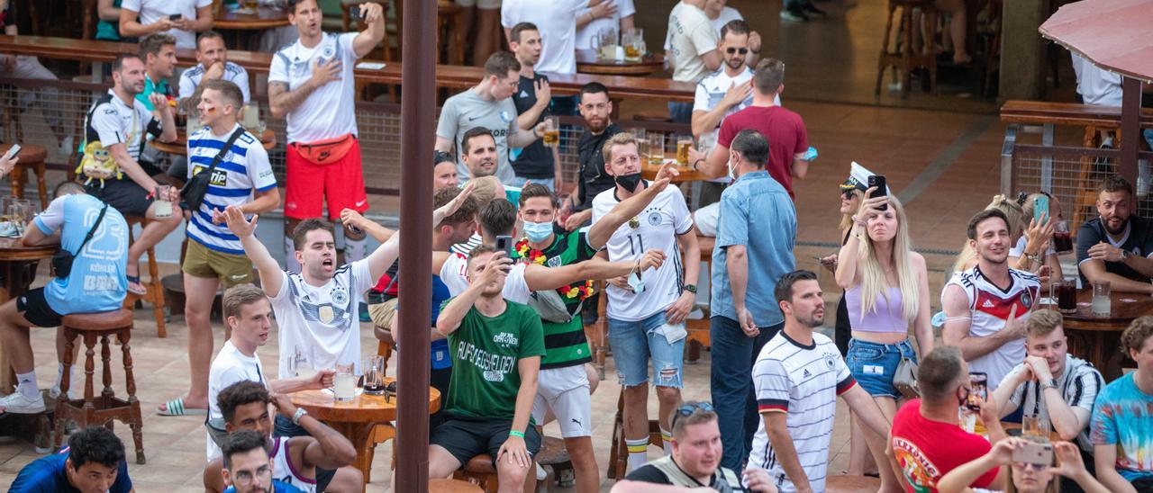 Turistas germanos en Platja de Palma, en la calle de la cerveza, siguiendo el martes el debut de su selección en la Eurocopa.