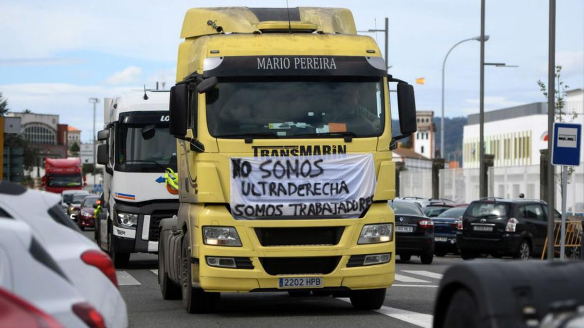 Llegada de los camiones al Puerto de Marín, donde concluyeron su jornada de protesta.   | // GUSTAVO SANTOS