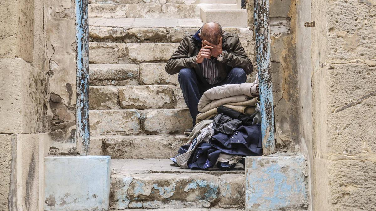 La dura imagen de un hombre que ha sido desahuciado en Alicante