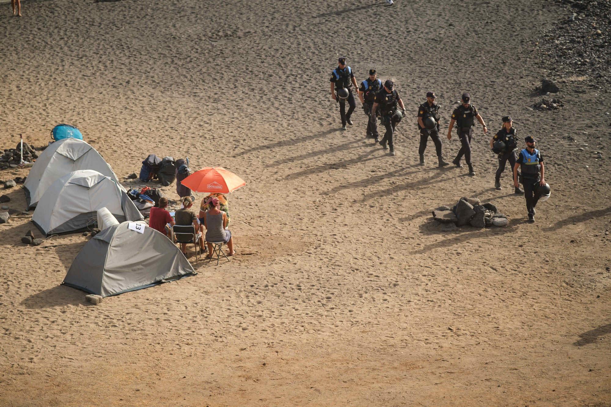 Retirada de casetas y enseres en la playa de la trasera del Parque Marítimo