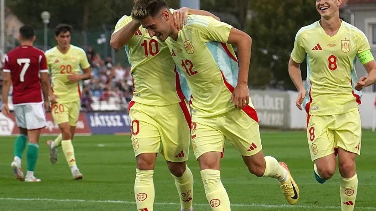 Robert Navarro celebra un gol con la selección español de fútbol sub-21.