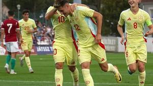 Robert Navarro celebra un gol con la selección español de fútbol sub-21.