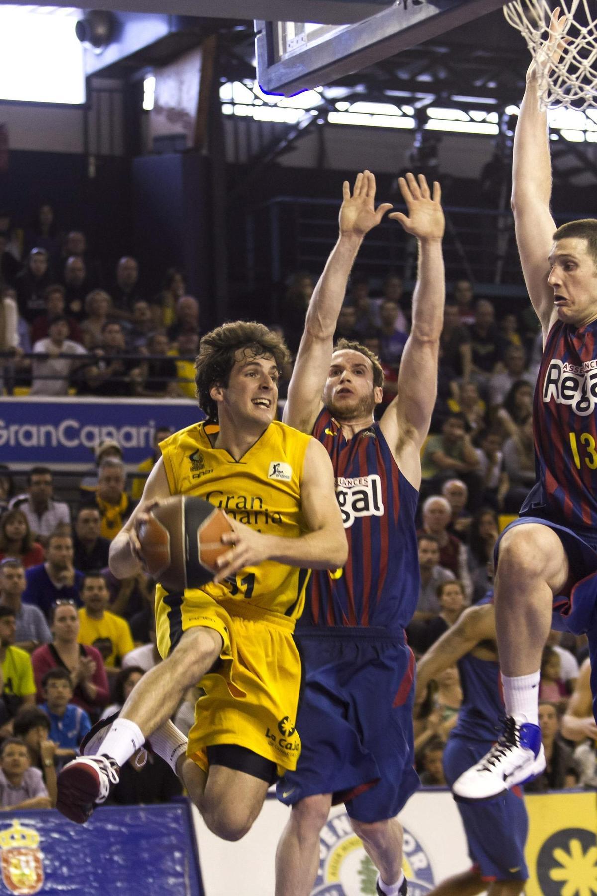 Tomás Bellas trata de superar a Huertas y Fran Vázquez.