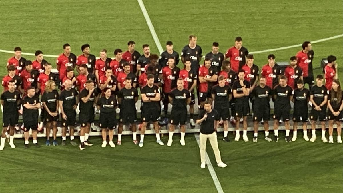 Neben Trainer Luis Garcia (vorne) gibt es auch im Team viele neue Gesichter. Das muss nach einer erfolgreichen Vorbereitung am Samstag zum ersten Mal in der zweiten Liga antreten.