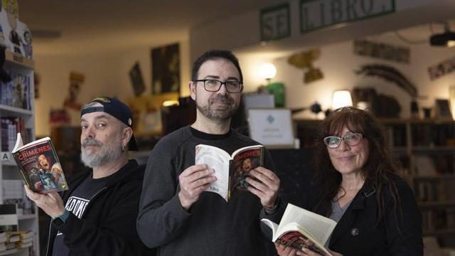 Pedro Ortega, Héctor Escandell i CAT, amb el primer volum de la col•lecció Meteoro. |