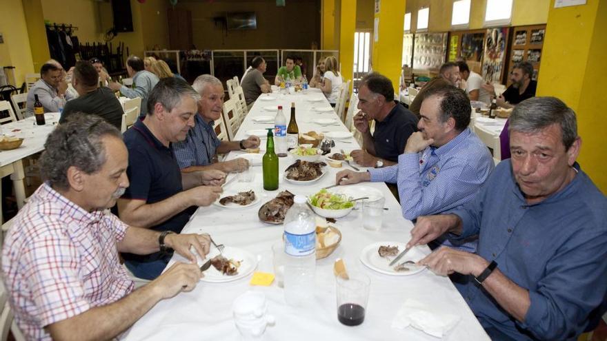 Comensales en las fiestas de Lantero.